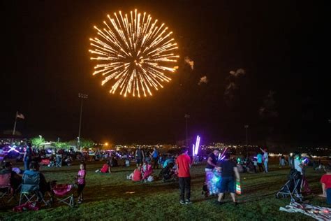 熱海花火大会 場所取り 何時から ～花火と場所取りの深い関係を探る～